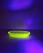 langwerpig schaaltje in uranium glas, Antiek en Kunst, Ophalen of Verzenden