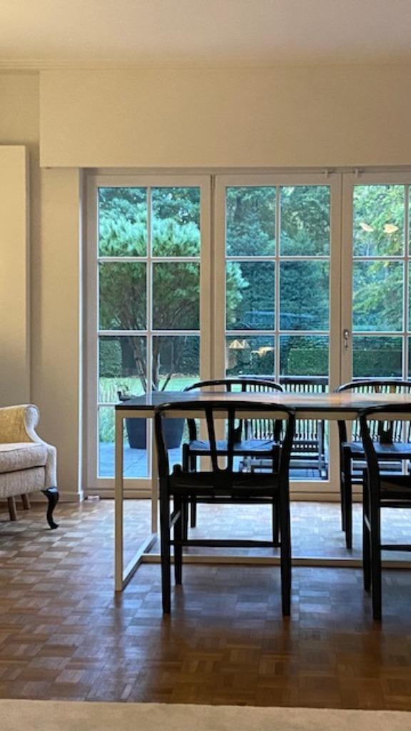 EIGENTIJDSE EETTAFEL MET MASSIEF EIKEN BLAD / WIT ONDERSTEL, Huis en Inrichting, Tafels | Eettafels, Zo goed als nieuw, 100 tot 150 cm