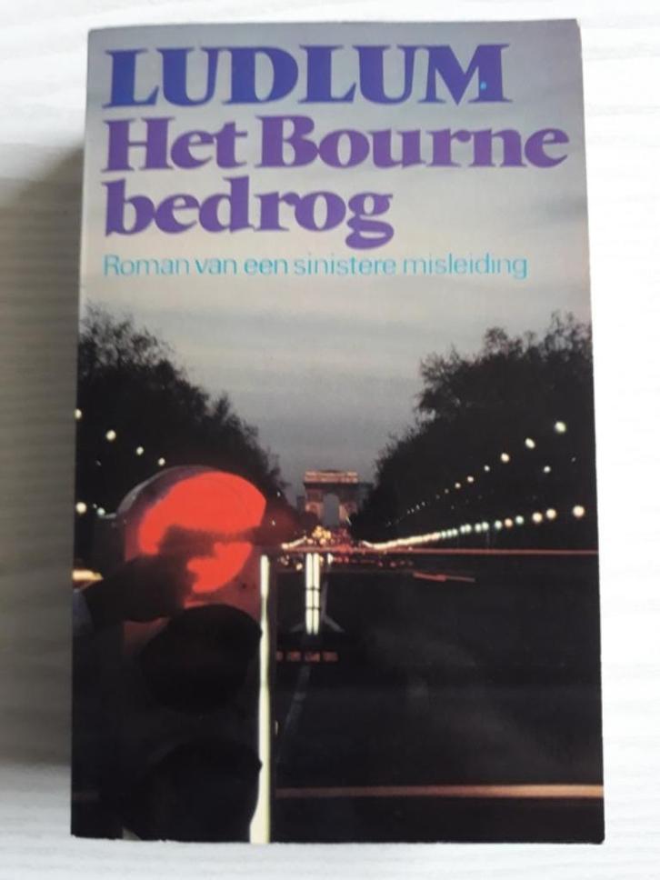 Boek Ludlum – Het Bourne bedrog, Boeken, Thrillers, Gelezen, Ophalen of Verzenden