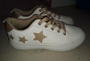 Witte schoenen met glittersterren  beschikbaar voor biedingen