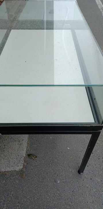 vitrinekast/tafel beschikbaar voor biedingen