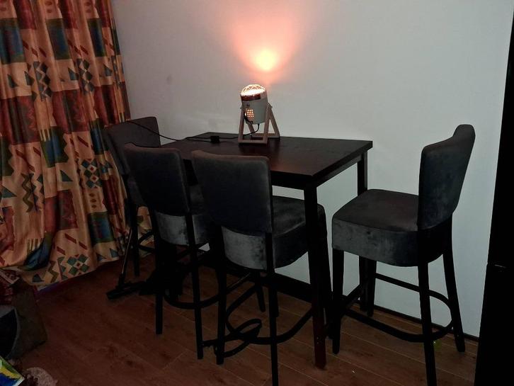 Leuke bar leuk formaat met 4 grijze velvet barkrukken, Huis en Inrichting, Barren, Zo goed als nieuw, Inclusief barstoelen, Ophalen