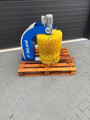 Nette koeborstel de laval diverse waterbakken beschikbaar voor biedingen