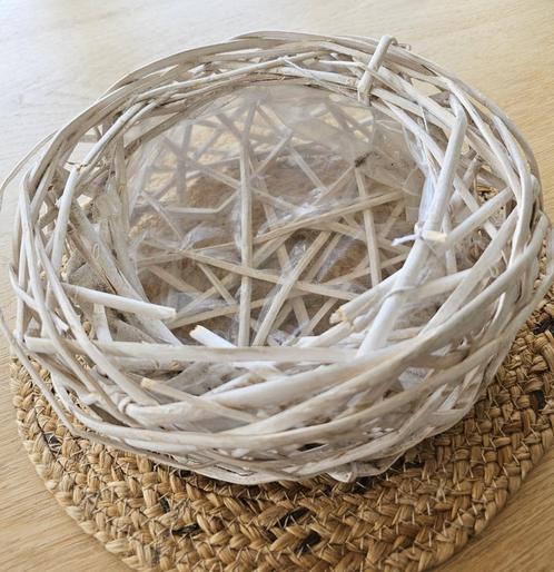 Decoratief wit takkenmandje met plastic binnenvoering – Ø 22, Tuin en Terras, Bloempotten, Gebruikt, Overige materialen, Rond