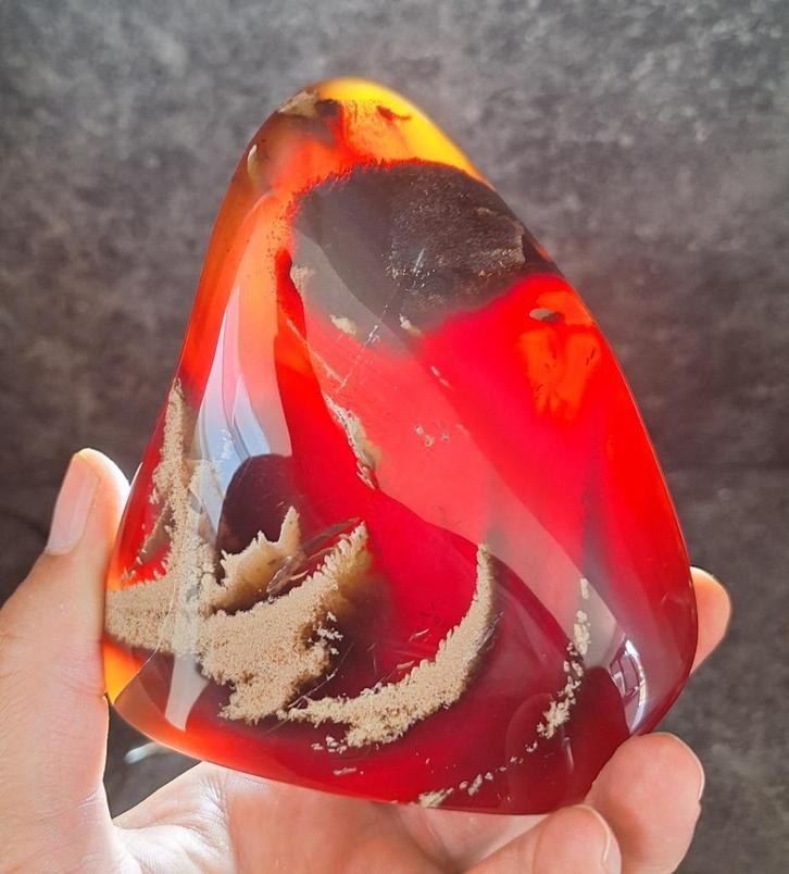 prachtig amber barnsteen sumatra indonesie 301 gram, Verzamelen, Mineralen en Fossielen, Fossiel, Ophalen of Verzenden