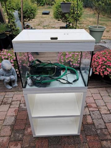 Askoll aquarium 68 liter + meubel lees goed beschikbaar voor biedingen