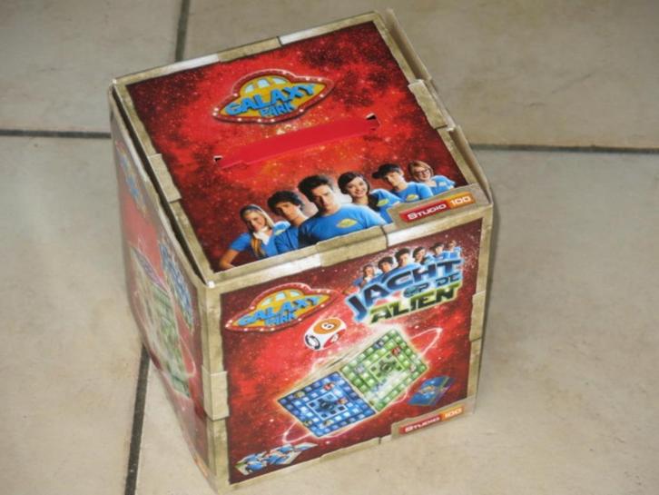 Studio 100 gezelschapsspel Jacht op de alien, 6+, Hobby en Vrije tijd, Gezelschapsspellen | Bordspellen, Zo goed als nieuw, Een of twee spelers