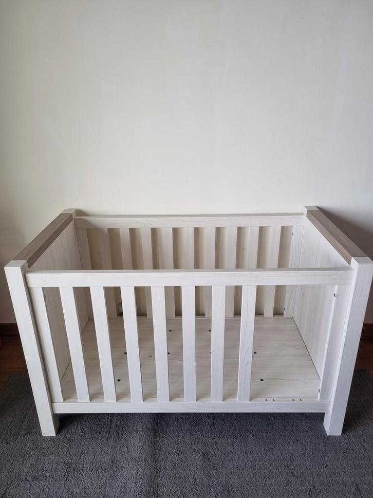 Kinderkamer (bedje + commode+luiertafel), Kinderen en Baby's, Kinderkamer | Complete kinderkamers, Zo goed als nieuw, Ophalen of Verzenden