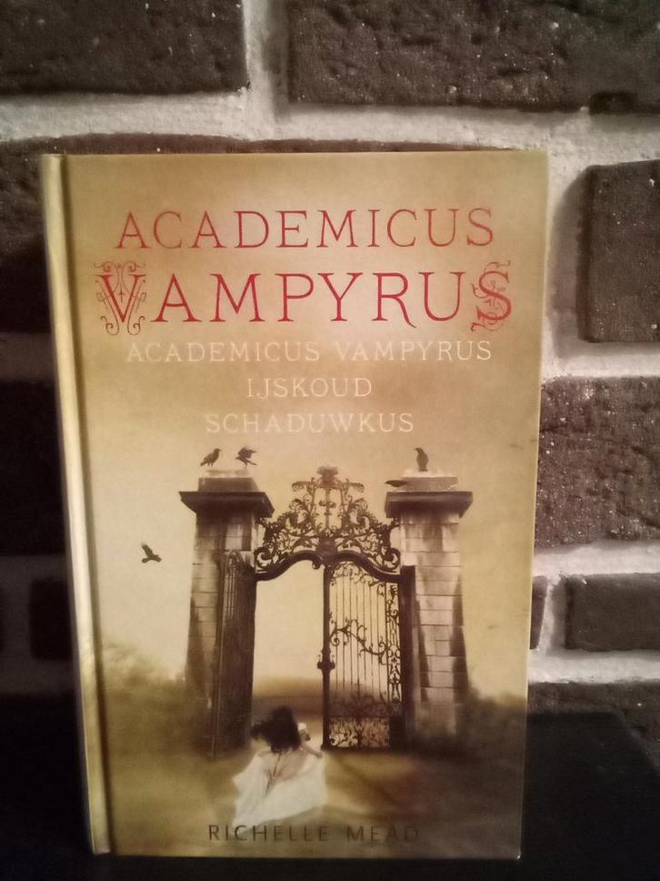 Richelle Mead - Academicus Vampyrus, Boeken, Kinderboeken | Jeugd | 13 jaar en ouder, Zo goed als nieuw, Ophalen of Verzenden