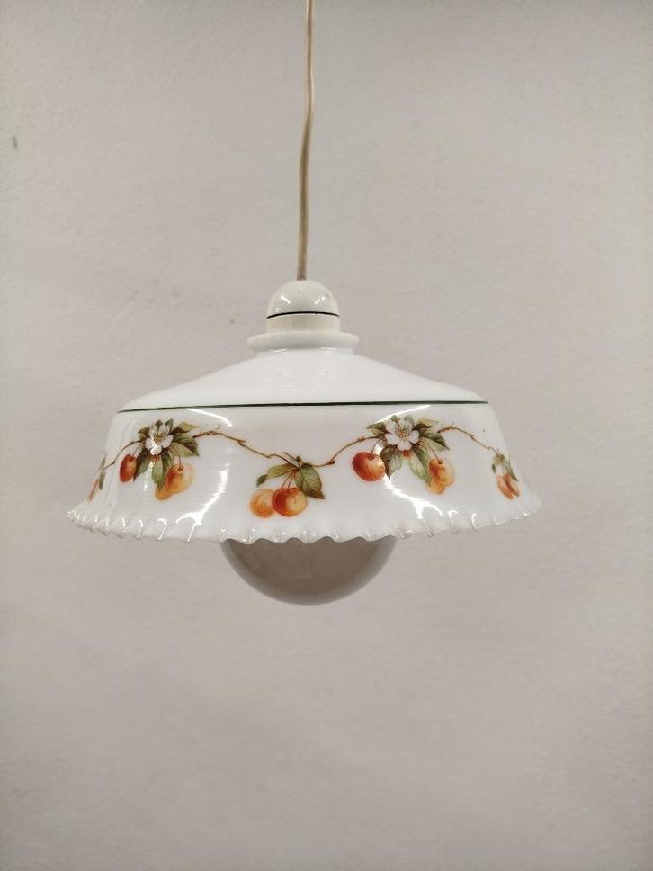 Opaline lampenkap kersen, Huis en Inrichting, Lampen | Lampenkappen, Gebruikt, Minder dan 25 cm, Rond, Wit, Ophalen of Verzenden