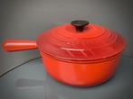 Oude kersenrode braadpan van Le Creuset — model met handgree, Huis en Inrichting, Ophalen of Verzenden, Gebruikt, Gietijzer, Kookpan of Snelkookpan
