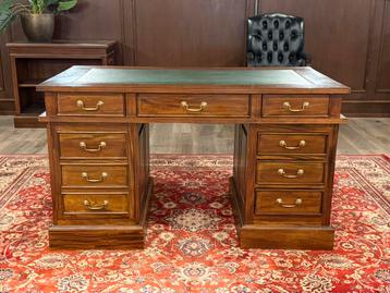 Klassiek Engels bureau #500 beschikbaar voor biedingen