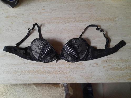 Zwarte opgevulde BH met licht roze achtergrond  Maat : 75A, Kleding | Dames, Ondergoed en Lingerie, BH, Zwart, Ophalen of Verzenden