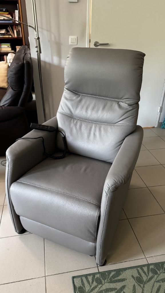 Relax zetel Corrido, leder met 2 motors (uitstapfunctie), Huis en Inrichting, Zetels | Zetels, Nieuw, Eenpersoons, Leer, Metaal
