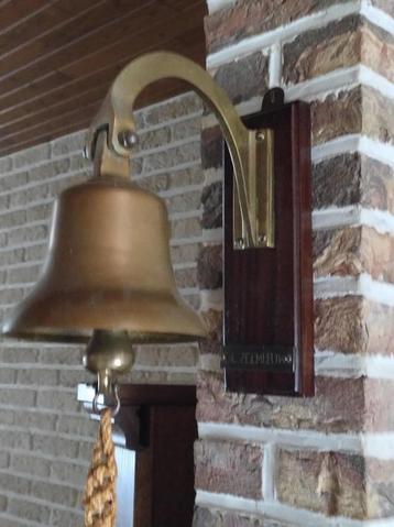 Scheepsbel beschikbaar voor biedingen