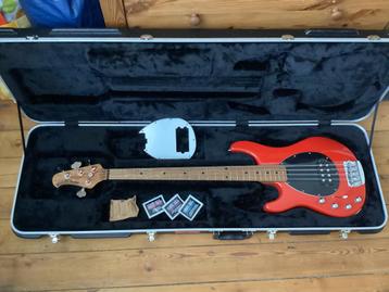 Basse Music Man rouge gaucher lefty, Musique & Instruments, Instruments à corde | Guitares | Basses, Enlèvement, Utilisé, Électrique