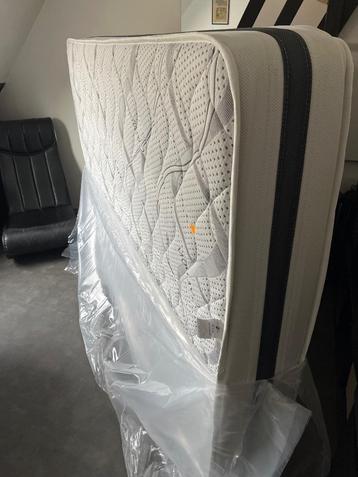 Nieuw matras in een verpakking van 140/200  beschikbaar voor biedingen