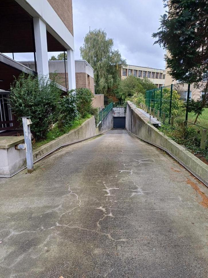 Grote gesloten garagebox Schaarbeek, Immo, Garages en Parkeerplaatsen, Brussel