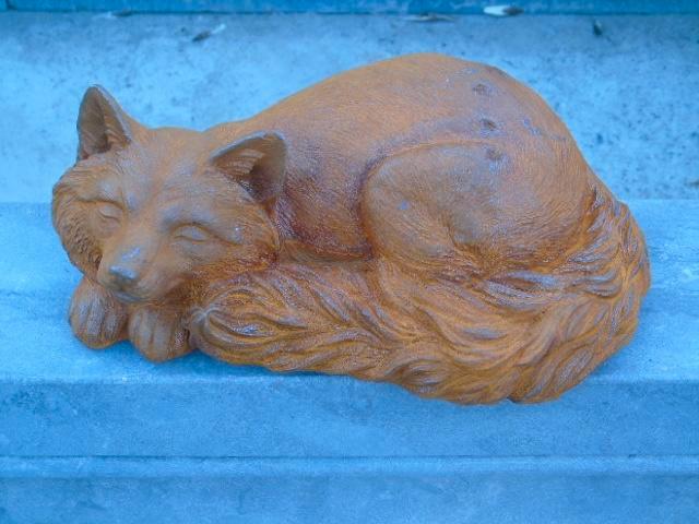 statue un renard coucher en fonte rouillé ., Jardin & Terrasse, Statues de jardin, Neuf, Animal, Métal, Enlèvement ou Envoi