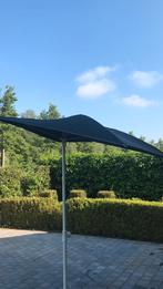 Un demi-parapluie noir + base lourde + housses de protection, Jardin & Terrasse, Parasols, Enlèvement ou Envoi
