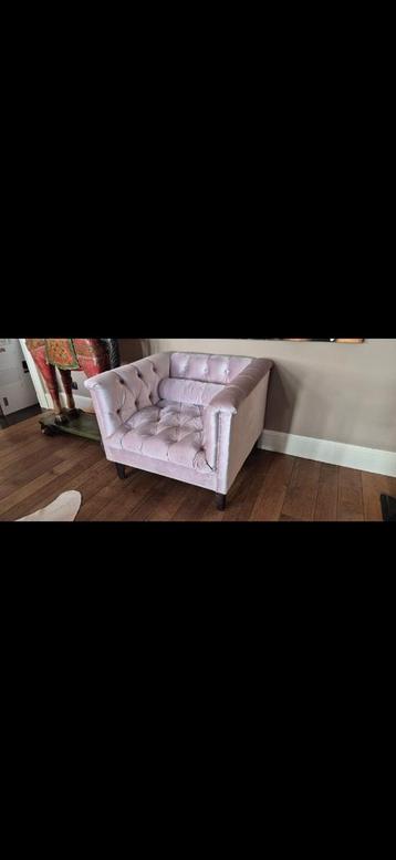 Zachte roze gecapitonneerde fauteuil. beschikbaar voor biedingen