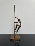 Statue antique en bronze d'un homme sur une échelle, Antiquités & Art, Bronze, Enlèvement ou Envoi