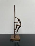 Statue antique en bronze d'un homme sur une échelle, Bronze, Enlèvement ou Envoi