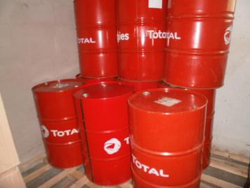 Grote metalen / ijzeren vaten of tonnen van 210 liter beschikbaar voor biedingen