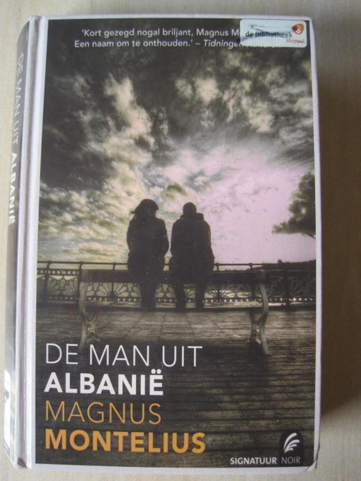 293 - De man uit Albanië - Magnus Montelius, Boeken, Thrillers, Zo goed als nieuw, Scandinavië, Ophalen of Verzenden