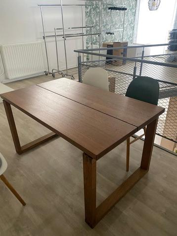 Tafel eettafel beschikbaar voor biedingen
