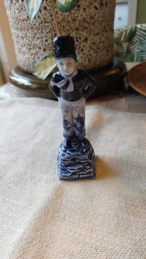 Figurine de garçon bleu de Delft, Antiquités & Art, Antiquités | Porcelaine, Enlèvement ou Envoi