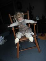 PORSELEINEN POP EN HOUTEN STOELTJE, Verzamelen, Poppen, Ophalen, Zo goed als nieuw, Pop