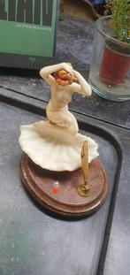 Prachtig stenen beeldje van vrouw op schelp, Ophalen of Verzenden