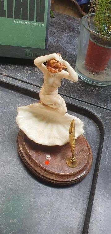 Prachtig stenen beeldje van vrouw op schelp beschikbaar voor biedingen