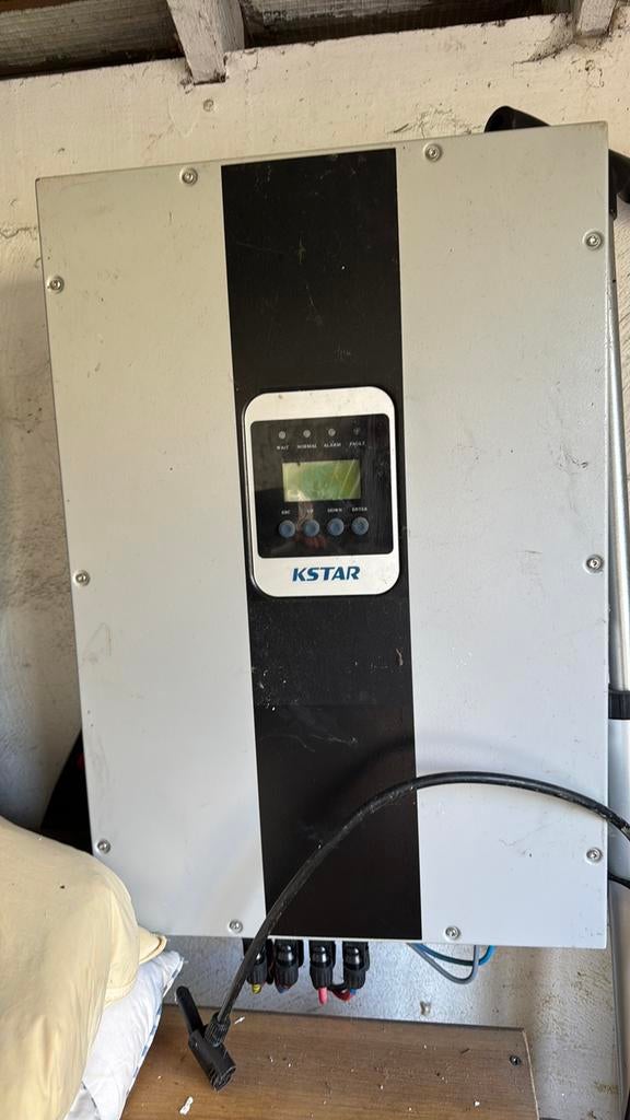 2 onduleurs, Bricolage & Construction, Panneaux solaires & Accessoires, Enlèvement ou Envoi, Utilisé, Collecteur, 200 watts-crêtes ou plus