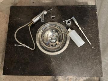 Natuurstenen blad met lavabo, designkraan en zeeppompje beschikbaar voor biedingen
