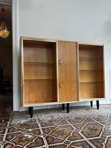 Vintage vitrinekast beschikbaar voor biedingen