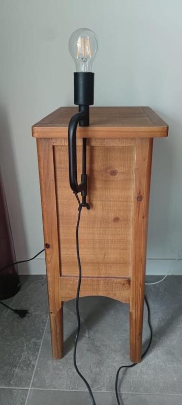nachttafel beschikbaar voor biedingen
