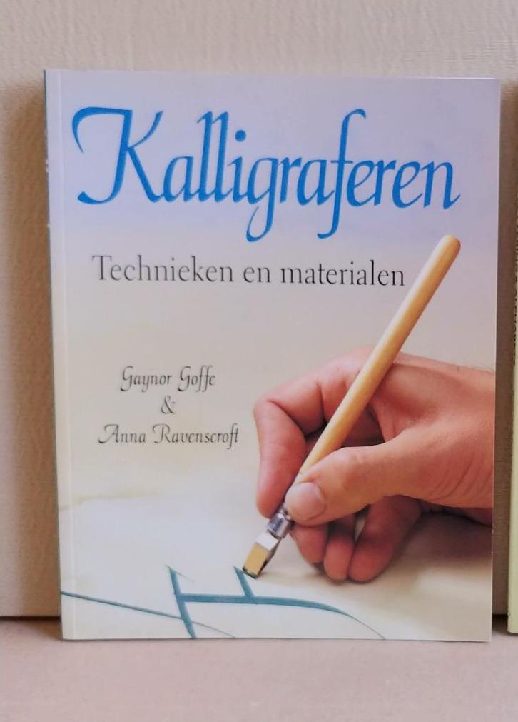 Kalligrafie - initiaal boekjes, Hobby en Vrije tijd, Tekenen, Zo goed als nieuw, Boek of Gids, Ophalen of Verzenden