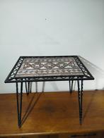 Vintage bijzettafel-smeedijzer+tegelblad geometrisch patroon, Huis en Inrichting, 45 tot 60 cm, Gebruikt, Metaal of Aluminium