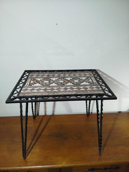 Vintage bijzettafel-smeedijzer+tegelblad geometrisch patroon, Huis en Inrichting, Tafels | Bijzettafels, Gebruikt, Rechthoekig