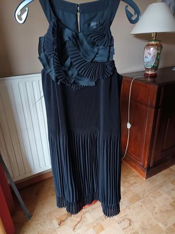 Superelegant nieuw kleedje  n beschikbaar voor biedingen