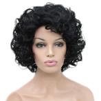 Moderne vlotte pruik kort krullend zwart haar, Handtassen en Accessoires, Verzenden, Nieuw, Pruik of Haarverlenging