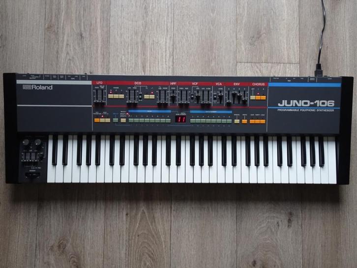 Roland Juno 106, Muziek en Instrumenten, Synthesizers, Gebruikt, 61 toetsen, Roland, Met koffer of flightcase, Met midi-aansluiting