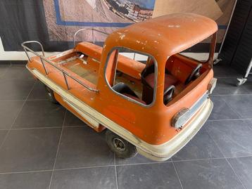 Zeer oude kermis brandweerwagen.  beschikbaar voor biedingen