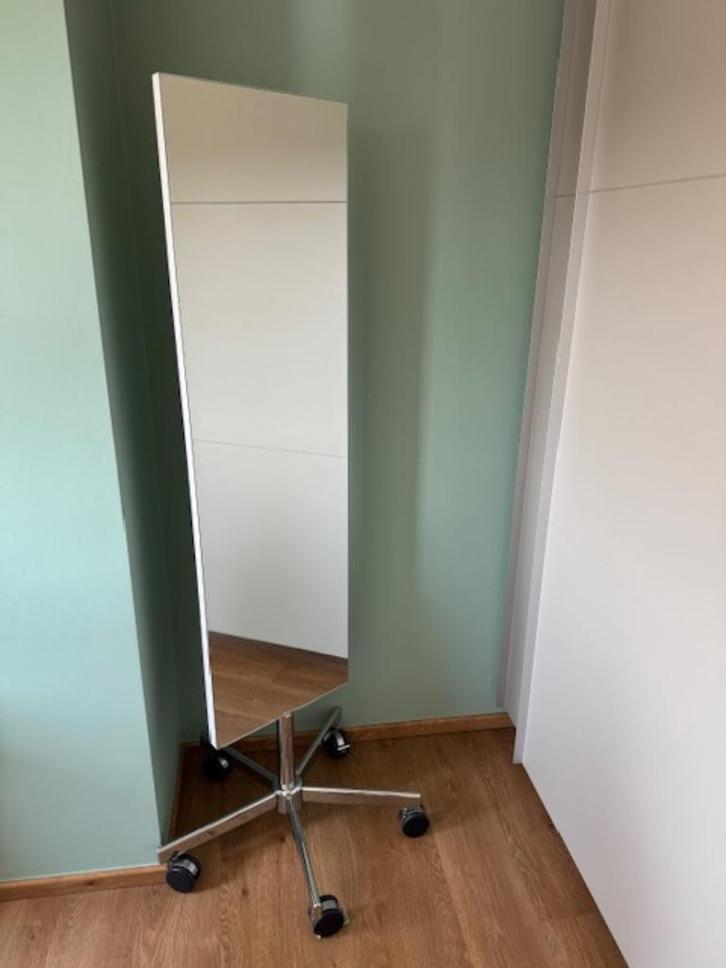 Spiegel op wieltjes - nog 1 beschikbaar (met kleine schade), Huis en Inrichting, Overige Huis en Inrichting, Gebruikt, Ophalen