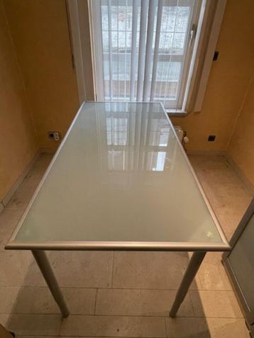 glazen tafel beschikbaar voor biedingen