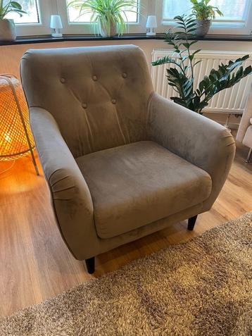 Gezellige en comfortabele loungestoel beschikbaar voor biedingen