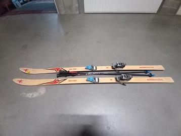 Paar skis met skistokken beschikbaar voor biedingen