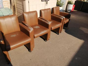 4 gebruikte stoelen op wieltjes gratis beschikbaar voor biedingen